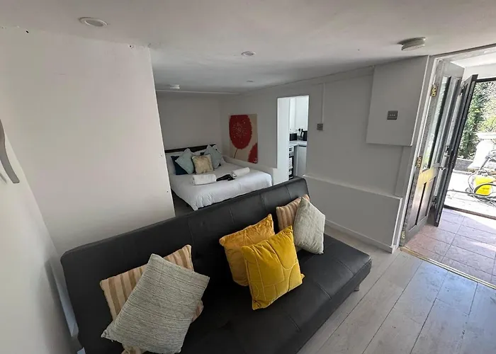 Swansea Studio Flat, 1-Bedroom, Central